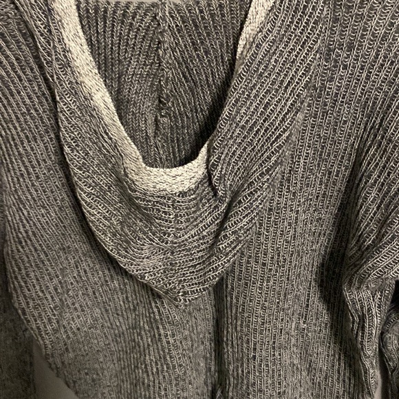 Crop long sleeve sweater WITH hood! - Picture 5 of 6